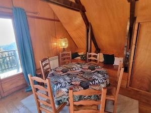 Posedenie v ubytovaní Chalet 5 personnes, proche ski et rando, balcon sud, TV, lave-linge - FR-1-393-165 + 9 fotografií