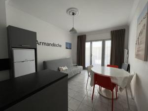Fotografia z galérie ubytovania Appartement RDC avec parking, piscine, près plage - Sables d'Olonne - FR-1-485-135 v destinácii Les Sables-dʼOlonne