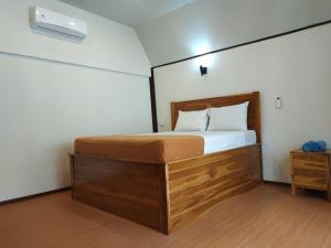 吉利美諾的住宿－藍珊瑚簡易別墅酒店，卧室配有一张床