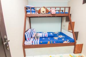 Un ou plusieurs lits superposés dans un hébergement de l'établissement The Yuwono House Bandung