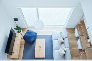 an overhead view of a living room with a blue couch at にっぽうの家 上士幌 in Kami-shihoro