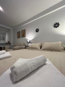 萨尔塔Monoambiente Bambú, Nuevo, amplio y cómodo的白色卧室配有两张床和一张沙发