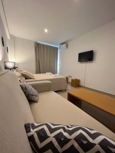 萨尔塔Monoambiente Bambú, Nuevo, amplio y cómodo的一间配有两张床和一台平板电视的酒店房间