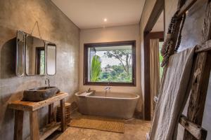 Hidden Gem Suites Ubud的一间浴室