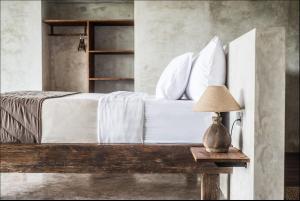 Hidden Gem Suites Ubud客房内的一张或多张床位