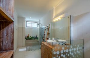 y baño con lavabo y espejo. en Villa Alleira Seminyak by Best Deals Asia Hospitality, en Seminyak