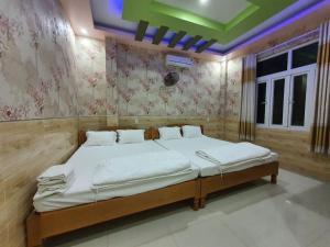 Giường trong phòng chung tại Khách sạn QUỲNH ANH