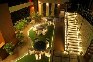 einen Blick über eine Terrasse mit Tischen und Stühlen in der Unterkunft Hotel Morning Glow in Digha