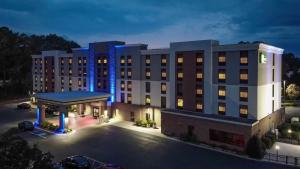 Una vista aérea de un hotel con estacionamiento. en Holiday Inn Express & Suites Newport News by IHG, en Newport News