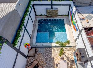 una vista aérea de una piscina en una casa en COMFORT+TRANQUILIDAD=ROMÁNTICO APARTAESTUDIO CON PISCINA #6, en Santa Marta