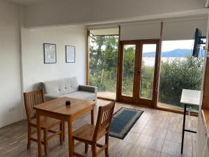 ein Wohnzimmer mit einem Tisch, Stühlen und einem Sofa in der Unterkunft Melipal Schuss ARG41 in San Carlos de Bariloche