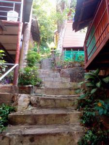 un conjunto de escaleras delante de una casa en PP Natural Hill en Islas Phi Phi