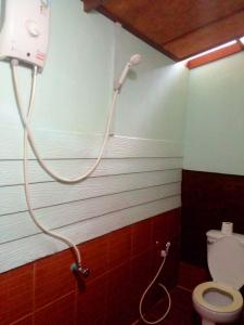 um chuveiro na casa de banho com WC em PP Natural Hill em Phi Phi Don
