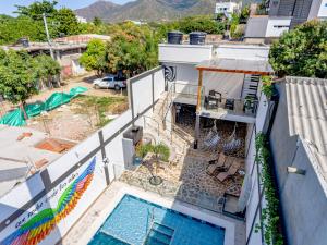 una vista aérea de un edificio con piscina en Confort+Relax= Romántico ApartaEstudio + Piscina + Parqueadero, en Santa Marta