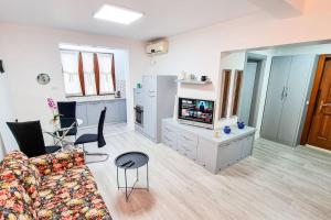 - un salon avec un canapé et une télévision dans l'établissement City Center 2BR Apartment, à Tirana