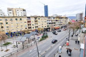 - une vue sur une rue de la ville avec des voitures sur la route dans l'établissement City Center 2BR Apartment, à Tirana