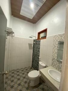 La salle de bains est pourvue de toilettes et d'un lavabo. dans l'établissement Tama View, à Tuk Tuk