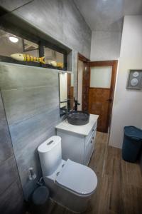 Koupelna v ubytování Beach Apartment Villas Jubey, Emotion access