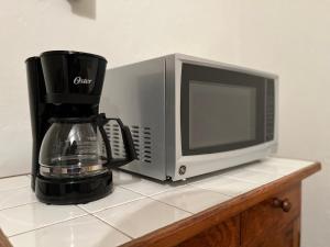 Eine Kaffeemaschine steht neben einer Mikrowelle auf der Küchentheke. in der Unterkunft Suite Afif Centro in Tlatlauquitepec + 5 Fotos