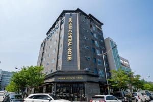 原州市Wonju Central Hotel的侧面有标志的建筑物
