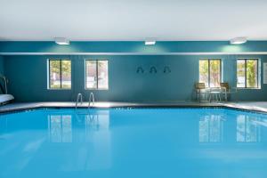 una gran piscina con paredes y ventanas azules en Holiday Inn Express Corydon, an IHG Hotel, en Corydon