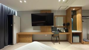 Wonju Central Hotel的电视和/或娱乐中心