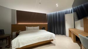 Wonju Central Hotel客房内的一张或多张床位