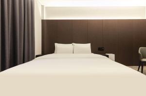 Wonju Central Hotel客房内的一张或多张床位