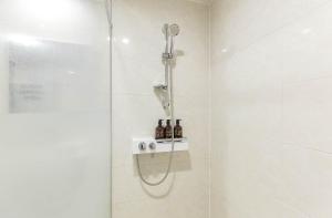 Wonju Central Hotel的一间浴室