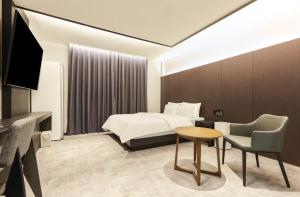 Wonju Central Hotel的电视和/或娱乐中心