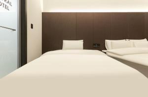 Wonju Central Hotel客房内的一张或多张床位