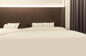 Wonju Central Hotel客房内的一张或多张床位