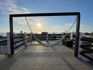 een hangmat op een pier bij het water bij Spacious Rooftop House w/ King Bed in Tijuana