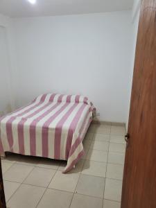 1 cama en una habitación con suelo de baldosa en Hostal Nazarena Herrera en Salta