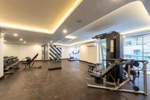 Fitness centrum a/nebo fitness zařízení v ubytování HOMA Si Racha