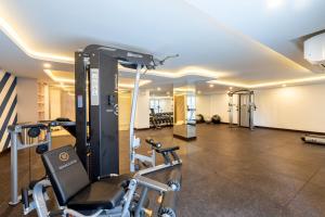 Fitness centrum a/nebo fitness zařízení v ubytování HOMA Si Racha