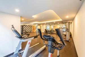 Fitness centrum a/nebo fitness zařízení v ubytování HOMA Si Racha