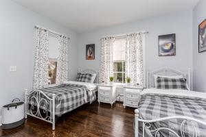 um quarto com 2 camas e uma janela em 2 Bedroom Apartment Near Bristol Center em Bristol