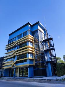 a tall building with a fire escape at Karnyapha Hotspring hotel in Ban Lum Than