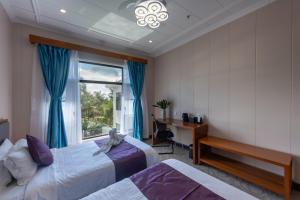 Кровать или кровати в номере Siargao Seasky Resort