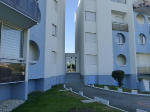ein großes weißes Gebäude mit einer Treppe daneben in der Unterkunft Appartement Saint-Gilles-Croix-de-Vie, 2 pièces, 4 personnes - FR-1-224-39 in Saint-Gilles-Croix-de-Vie