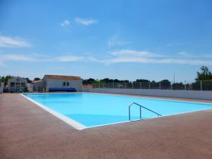 uma grande piscina no topo de um edifício em Maison Bretignolles-sur-Mer, 2 pièces, 4 personnes - FR-1-224A-586 em Bretignolles-sur-Mer