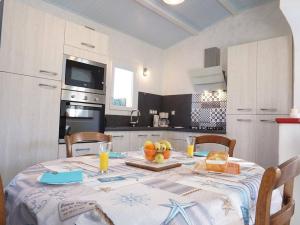 - une cuisine avec une table et de la nourriture dans l'établissement Maison Noirmoutier-en-l'Île, 3 pièces, 5 personnes - FR-1-224B-618, à Noirmoutier-en-l'lle