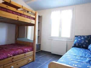 - une chambre avec des lits superposés à côté d'une fenêtre dans l'établissement Maison Noirmoutier-en-l'Île, 3 pièces, 5 personnes - FR-1-224B-618, à Noirmoutier-en-l'lle