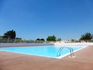 uma grande piscina com um corrimão de metal ao lado em Maison Bretignolles-sur-Mer, 2 pièces, 4 personnes - FR-1-224A-12 em Bretignolles-sur-Mer