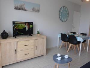 uma sala de estar com televisão num armário de madeira em Appartement Saint-Gilles-Croix-de-Vie, 2 pièces, 4 personnes - FR-1-224-770 em Saint-Gilles-Croix-de-Vie