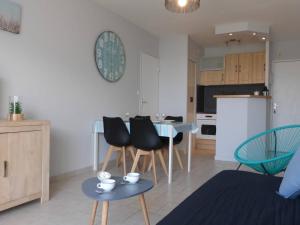 uma cozinha e sala de estar com mesa e cadeiras em Appartement Saint-Gilles-Croix-de-Vie, 2 pièces, 4 personnes - FR-1-224-770 em Saint-Gilles-Croix-de-Vie
