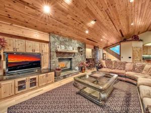 a large living room with a couch and a fireplace at Tahoe Alpine Lodge in South Lake Tahoe