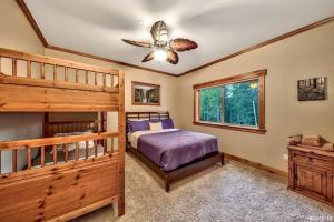 a bedroom with a bunk bed and a ceiling fan at Tahoe Alpine Lodge in South Lake Tahoe