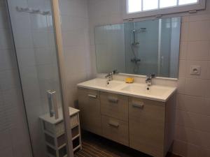 La salle de bains est pourvue d'un lavabo et d'un miroir. dans l'établissement Maison Dolus-d'Oléron, 4 pièces, 7 personnes - FR-1-246A-119, à Dolus-d'Oléron